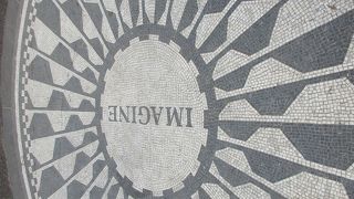 イマジンの文字をバックに自撮りする人多し。ダコタハウスとセットで観光