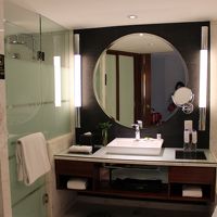 バスタブ深め、シャワーブースと別々バスタブにもシャワーあり