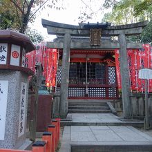 赤い幟がたくさん。