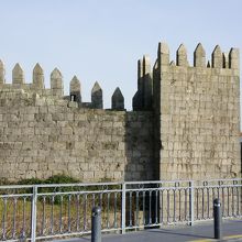 橋の上から城壁が見えます