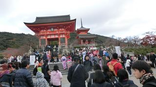 観光客であふれ、仁王さんは拝めず