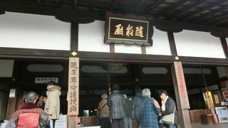 暗闇の中、胎内巡りも