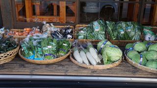大通りに面した縁側には新鮮そうな野菜がずらり