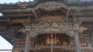 本堂の濃密な彫刻にも目を見張る思い