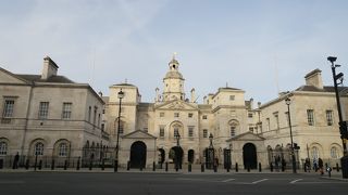 朝早い時間に訪問。衛兵さんは門のところに立っていなかったような気がします。