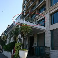 車寄せの上が朝食会場のテラス席