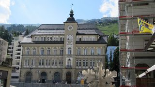 学校広場をすこし進むとサンモリッツの斜塔