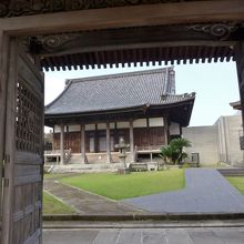 山門と本堂