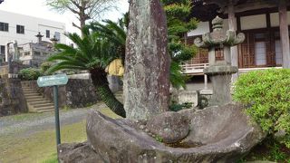 境内に大きな陰陽石があります