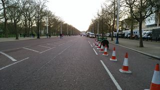 バッキンガム宮殿からアドミラルティ・アーチまでの大きな通り