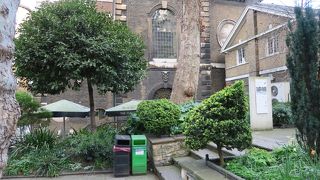 ピカデリー通りの南側に建っている教会