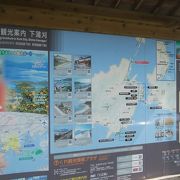 島の東側に観光スポットが集中