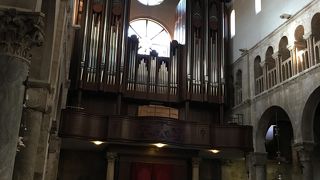 内部2階のアーチが美しい