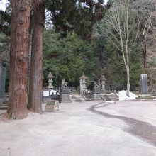 山頂手前の広場にある白虎隊のお墓や石碑