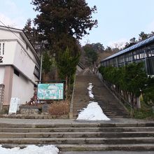飯盛山を上る階段と、その右にあるスロープコンベア