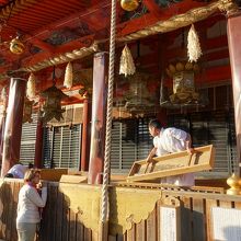 お賽銭の回収風景。