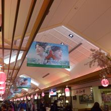 店内通路は混みあっていました