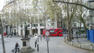 ロンドン観光中に徒歩や路線バスで通りました！