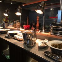 朝食は洋食と和食のバイキングが選べます。