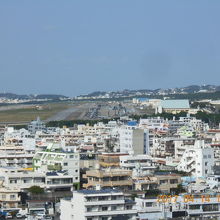 展望台から普天間基地が見えます。