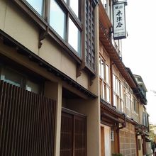 1階の左橋の部屋に泊まりました　格子窓越しに外が見える