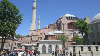 イスラム教とキリスト教が調和した建物