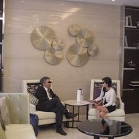 ホテルロビーにはくつろぎの空間が広がる