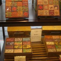 パイナップルケーキを買い求める観光客も多い。