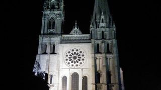 マイバスのモンサンミッシェルバスツアーの帰路、夜に立ち寄るが外から観るだけ