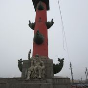 ロシア４大川を表す銅像がくっついた、真っ赤な灯台柱♪
