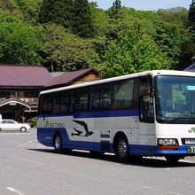 蔦温泉旅館正面玄関に停車中のみずうみ号