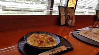 飛行機眺めながらスパゲッティ