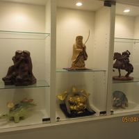 凝ったエレベータホールの置物