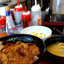 焼き牛丼並、サラダ、味噌汁