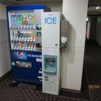 製氷機にはプラスチックカップとマドラー配備