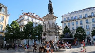 ポルトガル最大の詩人カモンイスを記念する広場