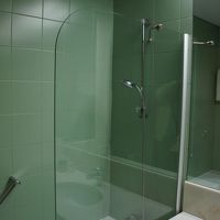 バスカーテンの代わりにガラス板になっています