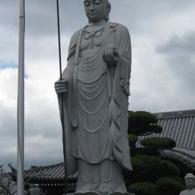 霊松寺境内の像