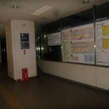 既に照明が落とされていた４F乗り場の様子