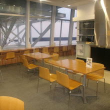 窓辺に並んでいるのが電源席です