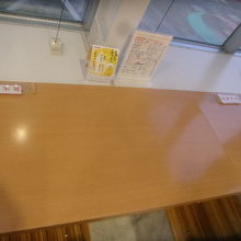 奥の電源席にはコンセントに”使用不可”のシールが…。