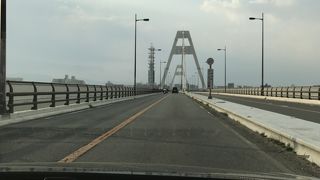 変わった形の大きな橋