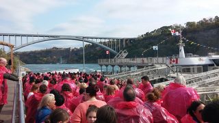 滝を本当に間近に見ることができます。