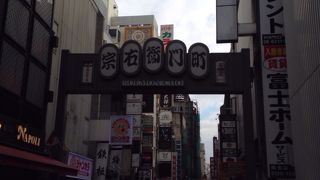 心斎橋筋と比べてしまうと人通りが少し寂しいかな