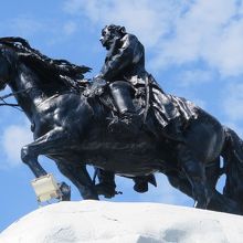 サンマルティン将軍騎馬像があります