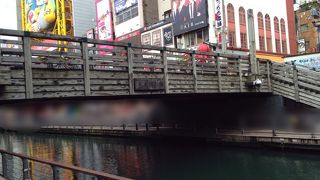 道頓堀川の両岸に降りて行かれる階段が素敵