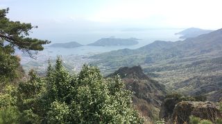 花咲く春の渓谷