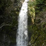 熊野市育生町赤倉地区にある滝です