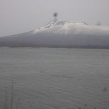 JR車窓から、小沼湖越しに眺める駒ケ岳