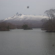 大沼散策路の一つ、”大島の路”沿いから眺める駒ケ岳